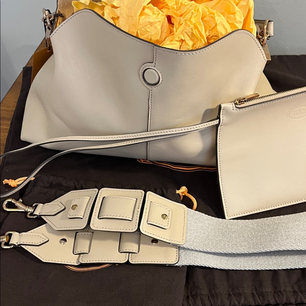 Tod's Cream Shoulder Bag with Gold Accents - Picture 10 of 16